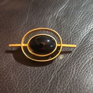 Gold-Tone Brooch with Black Oval Stone - Elegant Women's Jewelry